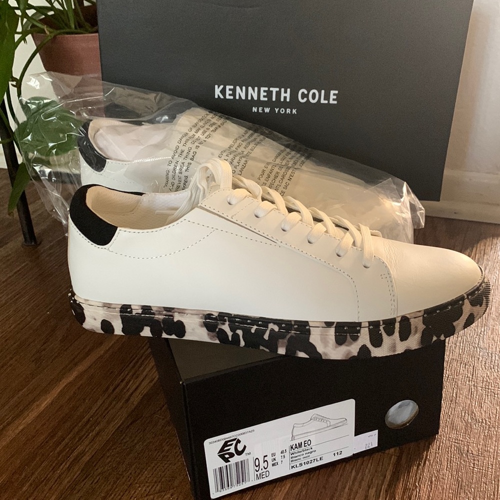 Kenneth Cole women Size 9 1/2 White Camo sole NWB walking white sneakers